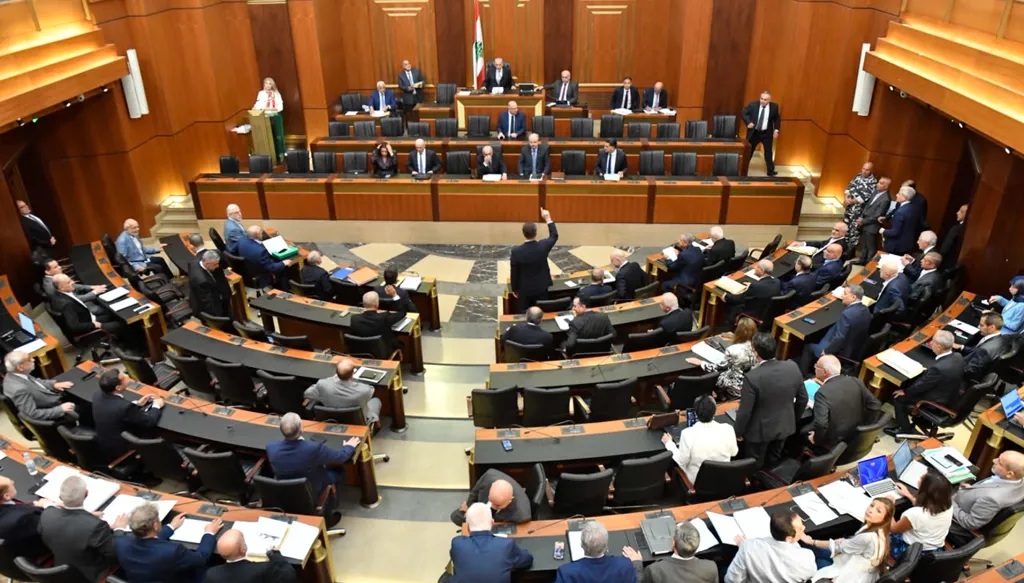 مجلس النواب اللبناني يقرّ قانون الإعلام من دون تعديلات... ووزير الدفاع يغيب عن الجلسة المسائية